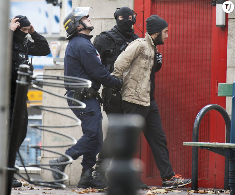  Des policiers procèdent à une arrestation à Saint-Denis le 18 novembre 2015 