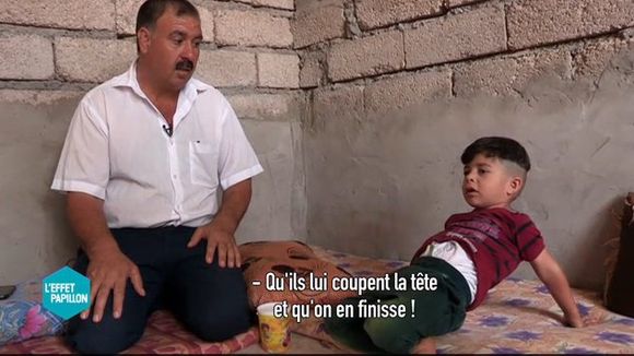 Ancien otage de Daech, ce petit garçon pleure pour revoir des vidéos de décapitation