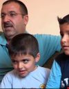 Othman Dinayi, dit "Père Courage", avec deux de ses enfants