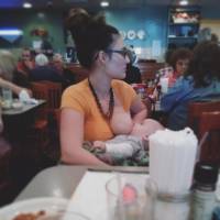 Elle allaite son bébé dans un restaurant bondé : sa photo fait le buzz