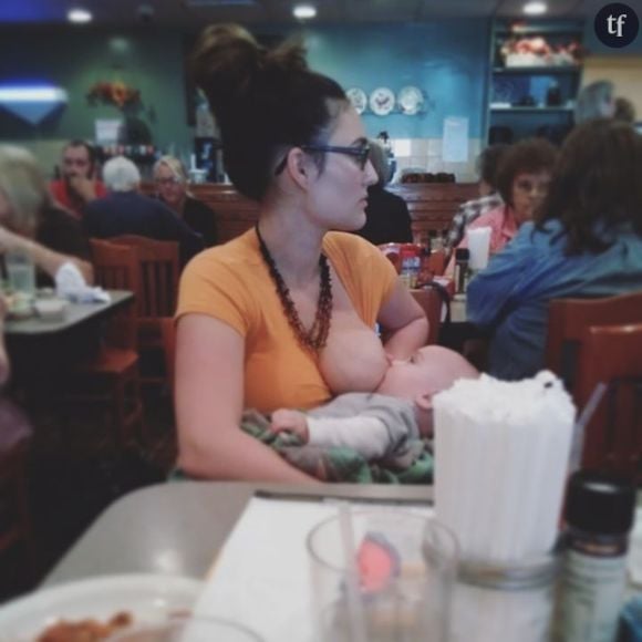 Elle allaite son bébé dans un restaurant bondé : sa photo fait le buzz