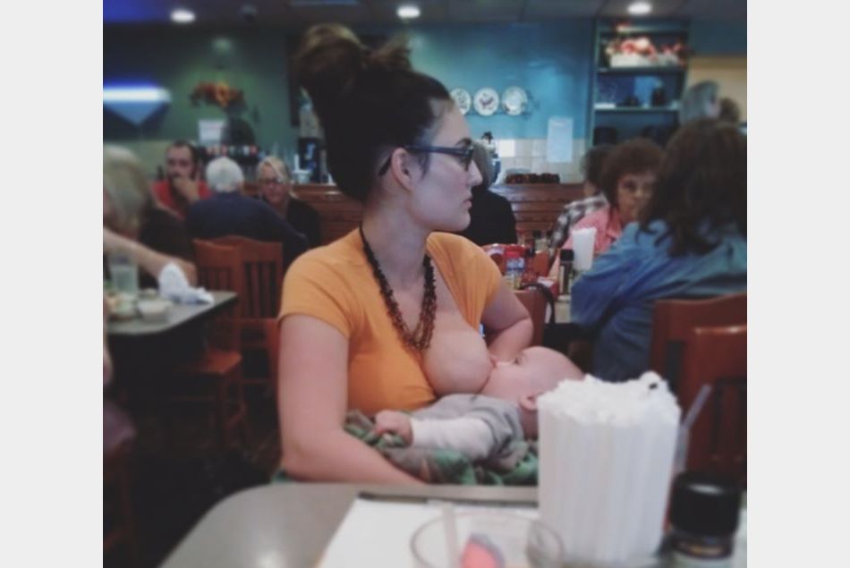 Elle allaite son bébé dans un restaurant bondé : sa photo fait le buzz