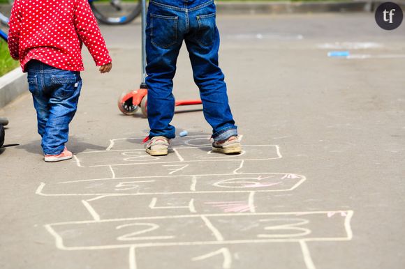 Enfants dans une cour de récréation