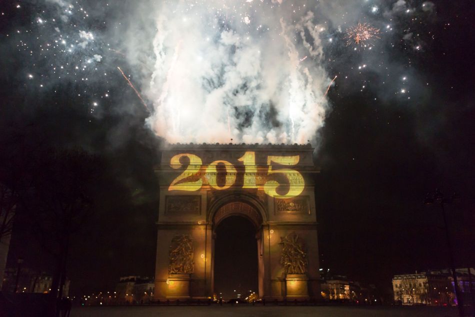 Feux d'artifice sur les Champs-Élysées à l'occasion des célébrations du Nouvel an 2015 - Paris le 31 décembre 2014