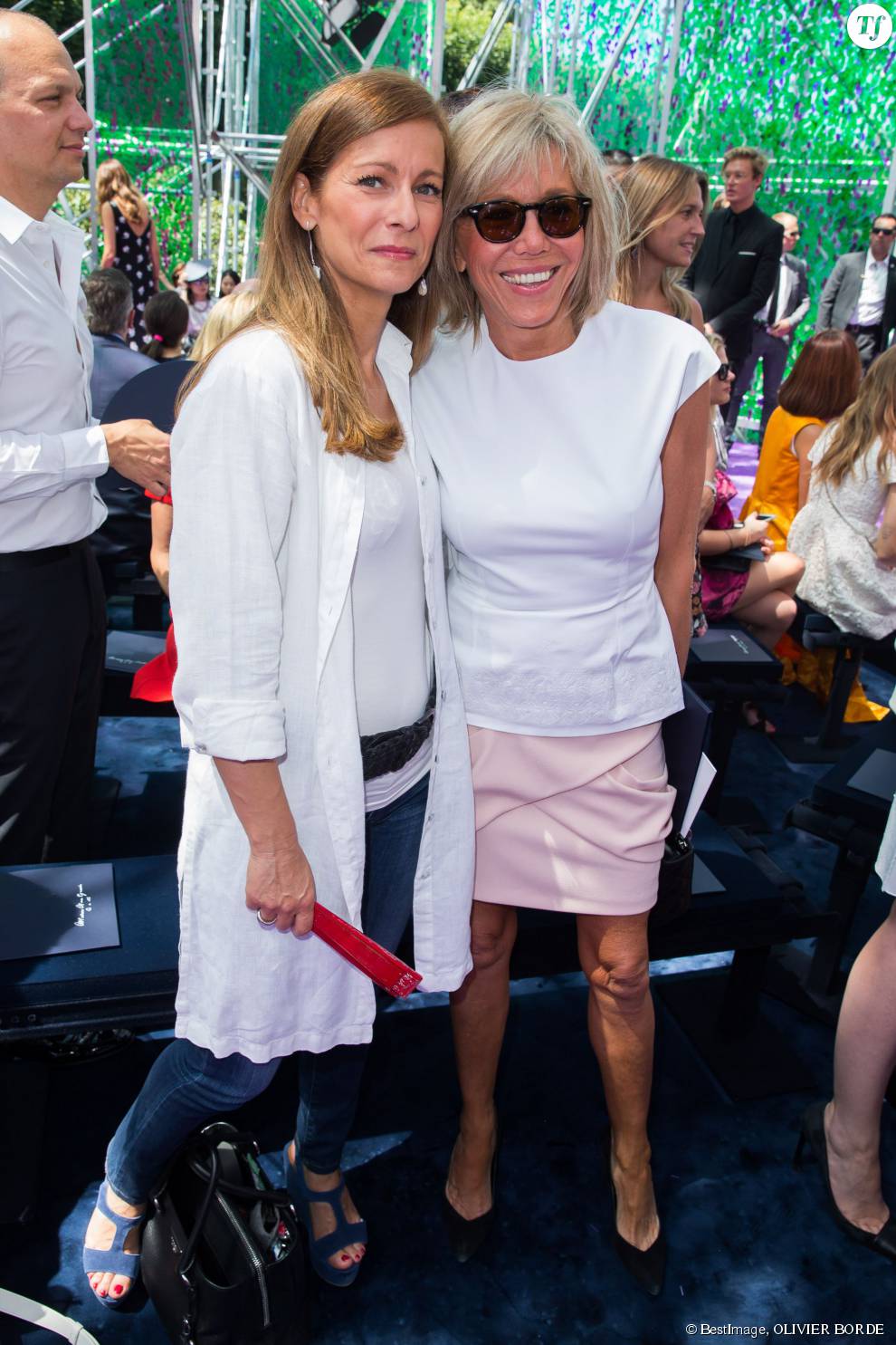 Brigitte Macron et Anne Gravoin, épouse de Manuel Valls, au défilé Dior en juillet dernier