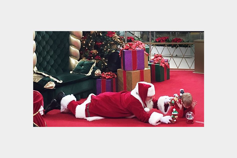 Pourquoi ce Père Noël est-il allongé par terre ?  