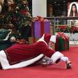  Pourquoi ce Père Noël est-il allongé par terre ?   