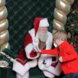  Pourquoi ce Père Noël est-il allongé par terre ?   