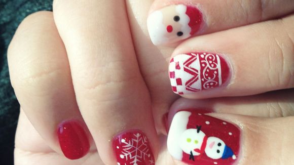 Nail art de Noël : le tuto vidéo pour se faire des ongles de fête