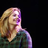 Enfoirés 2016 : pourquoi Louane Emera n'est pas sur scène pendant le concert ?