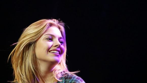 Enfoirés 2016 : pourquoi Louane Emera n'est pas sur scène pendant le concert ?