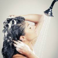 Reverse shampoo : pourquoi commencer par l'après-shampooing va vous faire des cheveux sublimes