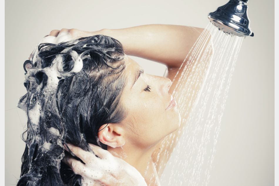 Pour avoir des cheveux plus brillants que brillants, mieux vaudrait se servir d'abord de son après-shampoing avant de passer à l'après-shampoing.