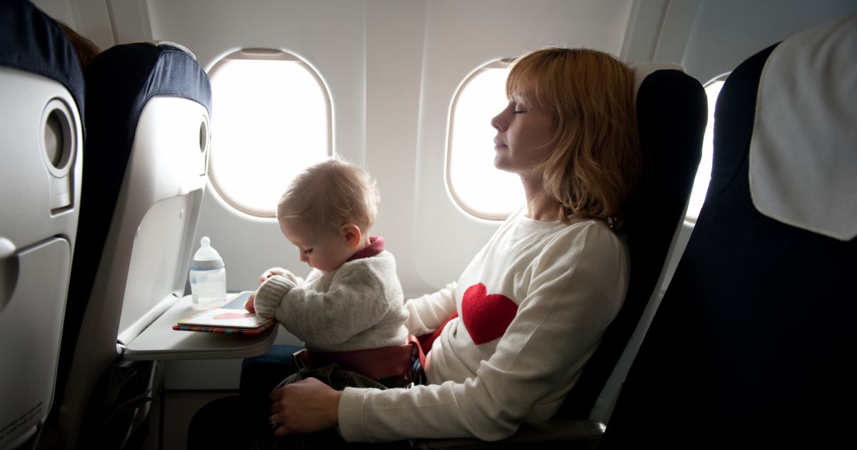 10 Conseils Pour Prendre L Avion Avec Bebe Terrafemina