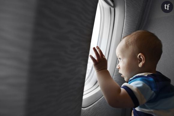 Bébé regardant le hublot de l'avion