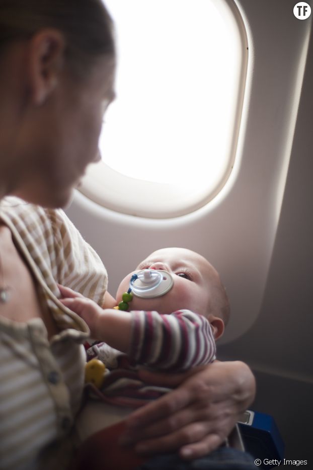 Avion : ils changent la couche de leur bébé sur la tablette