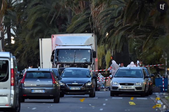 Les officiers de la police judiciaire enquêtent autour du camion criblé de balles qui a tué plus de 84 personnes sur la promenade des anglais à Nice le 15 juillet 2016
