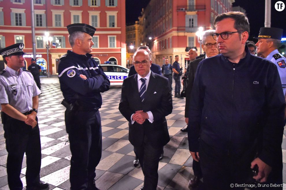 Le maire de Nice Christian Estrosi et le ministre de l&#039;intérieur Bernard Cazeneuve en conférence de presse suite à l&#039;attentat perpétré sur la promenade des anglais lors du feu d&#039;artifice par un camion qui a tué plus de 84 personnes à Nice le 15 juillet 2016