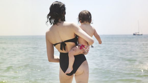Les 10 règles de sécurité pour se baigner avec un bébé