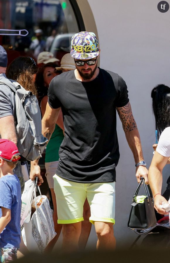 Olivier Giroud, sa femme Jennifer et leur fille Jade se baladent dans Saint-Tropez, France, le 19 juillet 2016