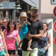 Olivier Giroud, sa femme Jennifer et leur fille Jade se baladent dans Saint-Tropez, France, le 19 juillet 2016