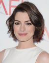 Anne Hathaway mise sur le volume pour donner de l'intensité à sa coiffure courte.