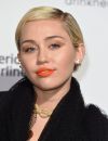 Si Miley Cyrus nous déçois souvent, cette coiffure courte blond platine est très réussie.