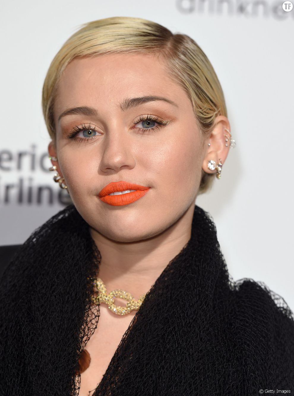 Si Miley Cyrus nous déçois souvent, cette coiffure courte blond platine est très réussie.