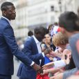 Paul Pogba et les joueurs de l'équipe de France de football signent des autographes aux supporters à la sortie de l'Elysée le 11 juillet 2016
