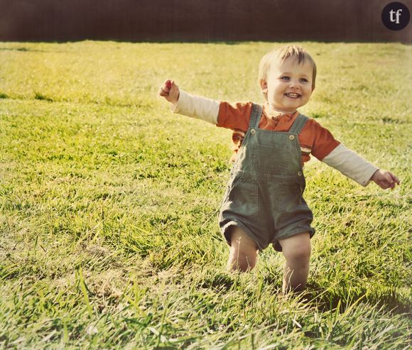 Bébé marche comme un grand