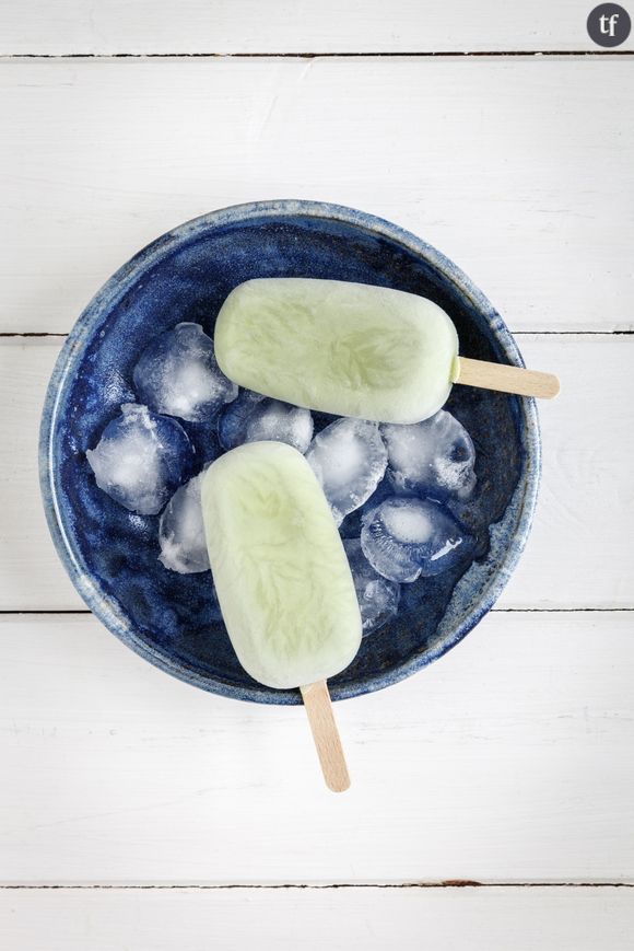 Comment faire des bâtonnets de glace au matcha et à la noix de coco