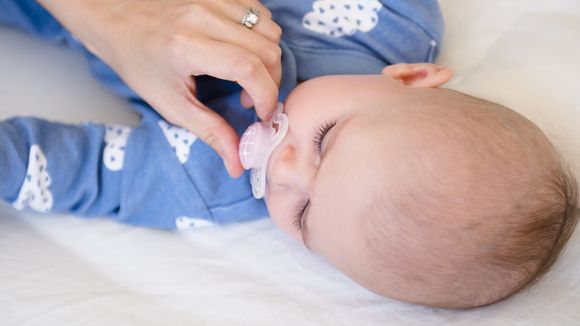 Pourquoi vous devriez toujours lécher la sucette de votre enfant (et non la désinfecter)