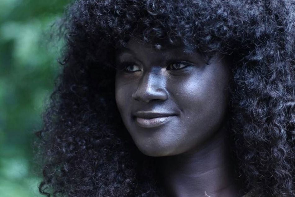 Khoudia Diop : harcelée à cause de sa couleur de peau, elle devient mannequin et brise les diktats de la beauté conventionnelle