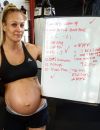 L'ancienne championne du monde de boxe thaï   Caley Reece montre qu'il est possible d'être enceinte et de s'entraîner sans risque   