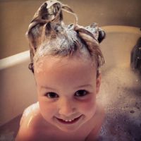 Ce papa a trouvé une adorable astuce pour empêcher le shampoing de piquer les yeux de sa fille