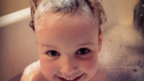 Ce papa a trouvé une adorable astuce pour empêcher le shampoing de piquer les yeux de sa fille