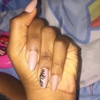 Elle poste une étrange photo de ses ongles sur internet et fait le buzz