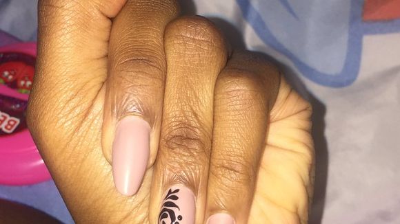 Elle poste une étrange photo de ses ongles sur internet et fait le buzz