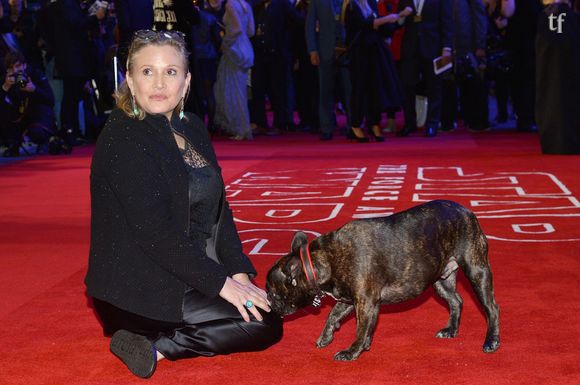 Carrie Fisher et son chien Gary à la première de "Star Wars : Le réveil de la force" à Londres le 16 décembre 2015