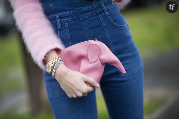 L'Elephant Bag de Loewe dans les bras de la blogueuse Chiara Ferragni