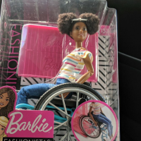 Mattel lance une Barbie noire en fauteuil roulant (et c'est une bonne nouvelle)