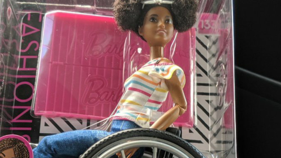 Mattel lance une Barbie noire en fauteuil roulant (et c'est une bonne nouvelle)