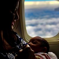 Une compagnie aérienne souhaiterait cacher les mères qui allaitent