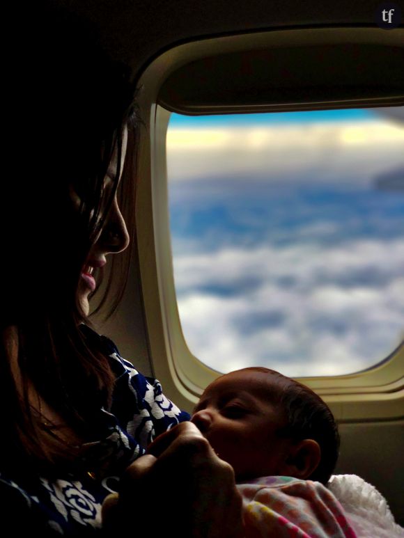 Elle allaite son bébé en plein vol, on lui demande de se couvrir.