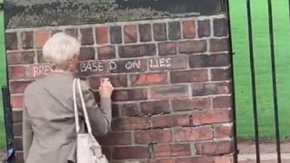 En Angleterre, cette mamie de 71 ans tague les murs pour dénoncer le Brexit