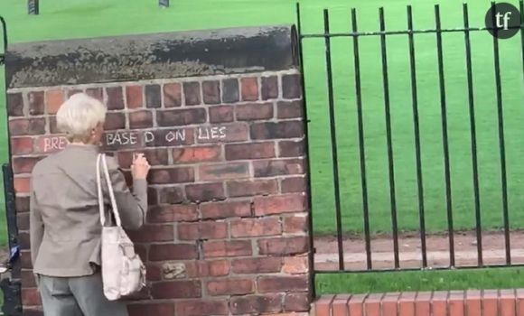 En Angleterre, cette mamie de 71 ans tague les murs pour dénoncer le Brexit