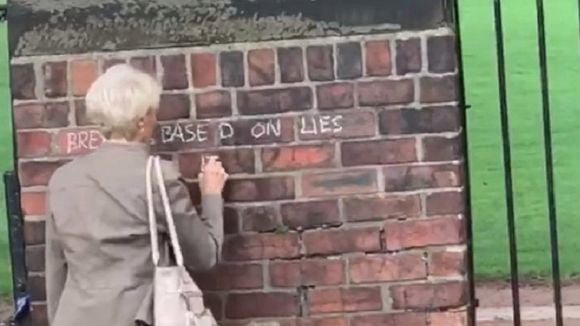 En Angleterre, cette mamie de 71 ans tague les murs pour dénoncer le Brexit