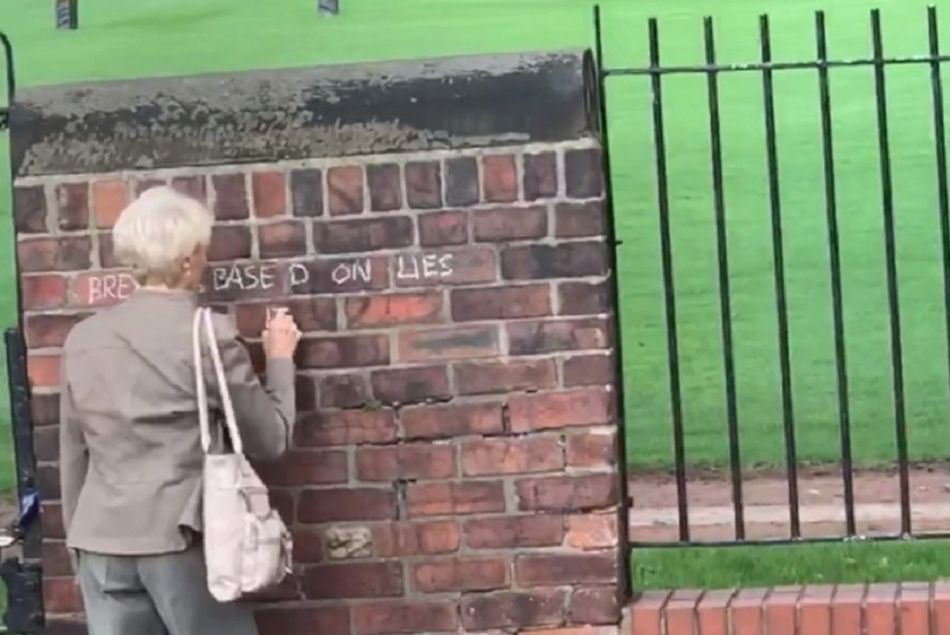 En Angleterre, cette mamie de 71 ans tague les murs pour dénoncer le Brexit