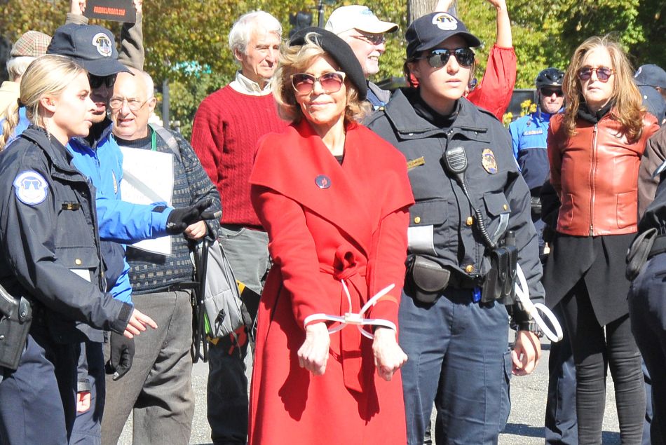 Jane Fonda arrêtée lors d'une manifestation pour le climat à Washington le 18 octobre 2019