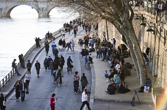 Des centaines de personnes se regroupent sur les quais à Paris en pleine crise du coronavirus le 15 mars 2020